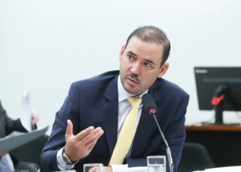 Vicentinho Júnior chega ao PSDB com mais seis prefeitos e antecipa chegada do deputado federal Antônio Andrade; novo presidente garante três vagas na direção para Cinthia Ribeiro