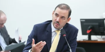 Vicentinho Júnior chega ao PSDB com mais seis prefeitos e antecipa chegada do deputado federal Antônio Andrade; novo presidente garante três vagas na direção para Cinthia Ribeiro