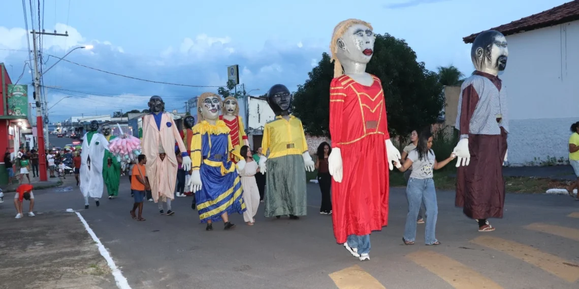 Desfile do Desenterro da Buiúna, bonecos gigantes e grandes atrações abriram oficialmente a programação do Porto Folia 2026