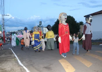 Desfile do Desenterro da Buiúna, bonecos gigantes e grandes atrações abriram oficialmente a programação do Porto Folia 2026