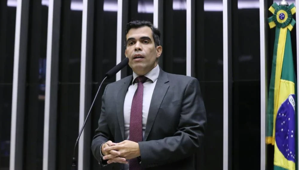 Ricardo Ayres vota contra manobra que excluiu taxação das bets no combate ao crime organizado