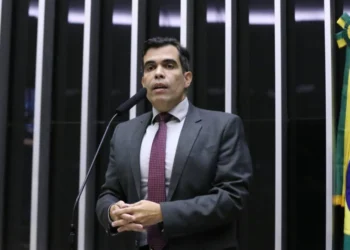 Ricardo Ayres vota contra manobra que excluiu taxação das bets no combate ao crime organizado