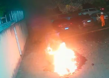 Contêiner para coleta de resíduos domésticos é incendiado na Arse 71; vandalismo é recorrente na cidade, diz Prefeitura