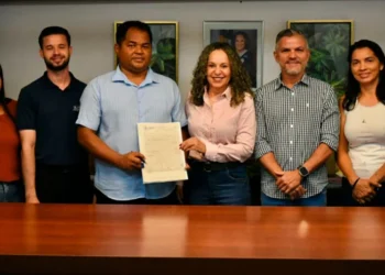 Prefeitura de Gurupi entrega escritura pública de doação de área à Paróquia Nossa Senhora da Conceição