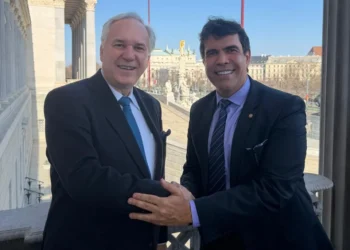Ricardo Ayres representa a Câmara dos Deputados em missão internacional sobre tecnologia e mobilidade