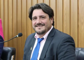 EM OFF | Os dois vereadores tidos na Câmara de Araguaína como opção do prefeito Wagner para a presidência; apesar do ofício de Vanda, Amélio mantém pedidos de impeachment de Wanderlei na gaveta