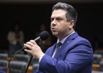 EM OFF | Amélio decidirá até 4ª qual caminho tomará para eleições de outubro; bancada adia escolha por 45 dias e Dorinha segue coordenadora; congressistas do TO garantem R$ 34 milhões de emendas a Palmas