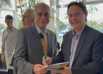 Amastha prestigia lançamento de livro sobre educação integral na Câmara de Palmas