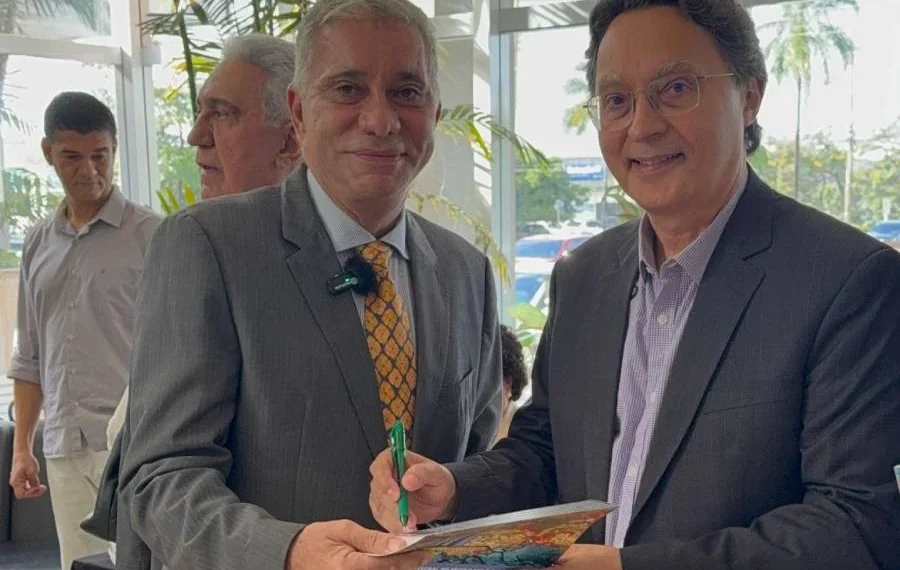 Amastha prestigia lançamento de livro sobre educação integral na Câmara de Palmas
