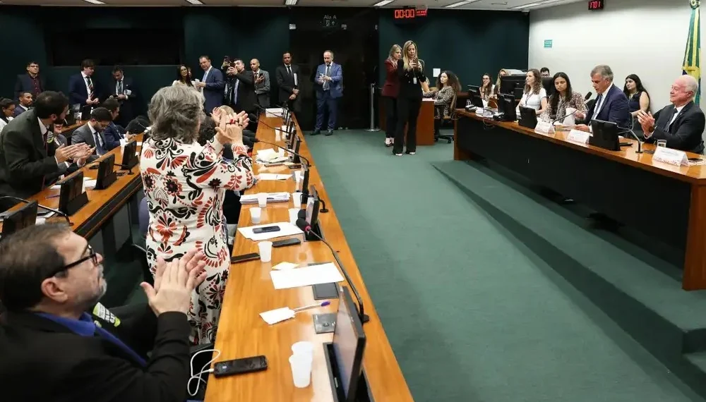 CCJ aprova admissibilidade de propostas que acabam com escala 6×1; membro da comissão, Ayres defende discussão séria, equilibrada e responsável