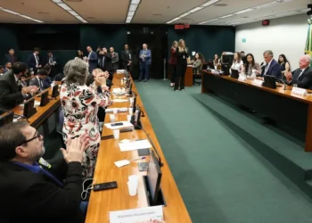 CCJ aprova admissibilidade de propostas que acabam com escala 6×1; membro da comissão, Ayres defende discussão séria, equilibrada e responsável