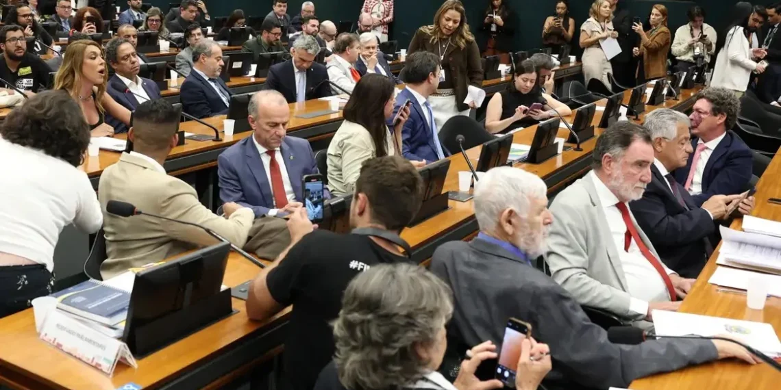 Com parecer favorável, PEC do fim da escala 6×1 tem votação na CCJ adiada por pedidos do PL e PSDB