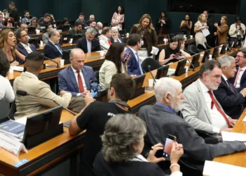 Com parecer favorável, PEC do fim da escala 6×1 tem votação na CCJ adiada por pedidos do PL e PSDB