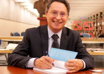 Escritor Danilo de Melo Souza lança o livro "Educação Integral no Século XXI” no hall da entrada da Câmara de Palmas nesta terça-feira