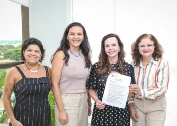 Pré-candidata ao governo, Dorinha Seabra assina compromisso do Sindjor por comunicação pública forte e de qualidade