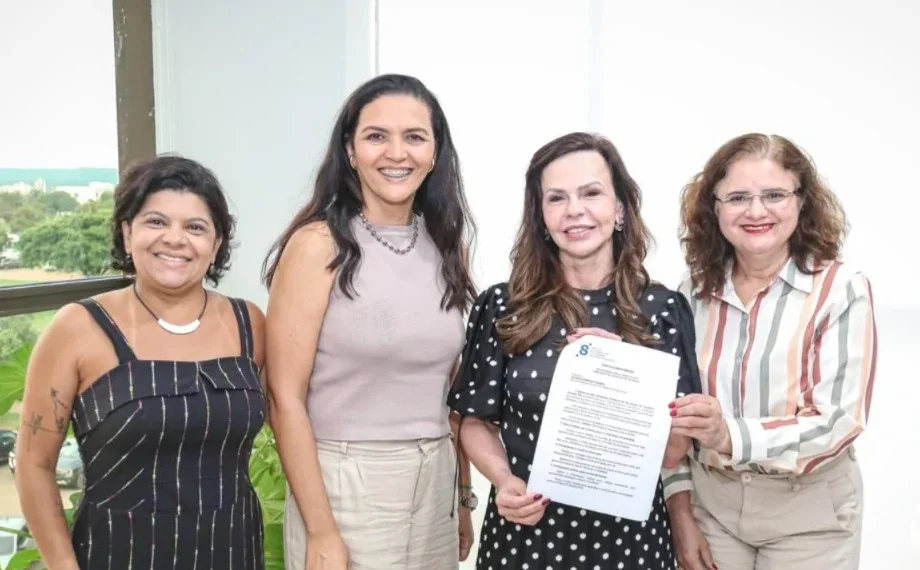 Pré-candidata ao governo, Dorinha Seabra assina compromisso do Sindjor por comunicação pública forte e de qualidade