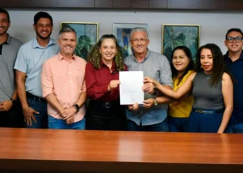 Gurupi entrega termos de reserva, escrituras e regularizações no Paig: “Acreditamos que o desenvolvimento econômico impulsiona todas as outras áreas”, diz prefeita