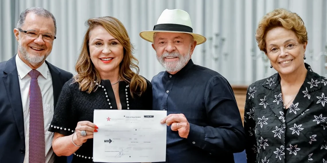 Ex-ministra, Kátia participa do jantar oferecido pelo presidente Lula a Dilma no Palácio do Alvorada