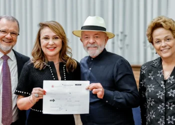 Ex-ministra, Kátia participa do jantar oferecido pelo presidente Lula a Dilma no Palácio do Alvorada