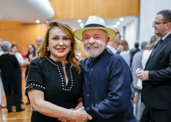 Ex-ministra, Kátia participa do jantar oferecido pelo presidente Lula a Dilma no Palácio do Alvorada