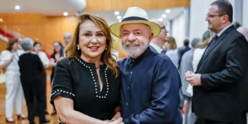 Ex-ministra, Kátia participa do jantar oferecido pelo presidente Lula a Dilma no Palácio do Alvorada