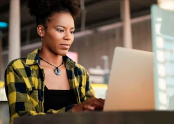 Mulheres ocupam 37,4% dos vínculos empregatícios em estabelecimentos com 100 ou mais empregados no Tocantins, aponta Ministérios