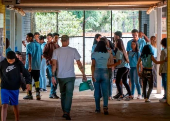 Após dois anos de Pé-de-Meia, número de alunos fora do ensino médio teve queda de 42% no Tocantins