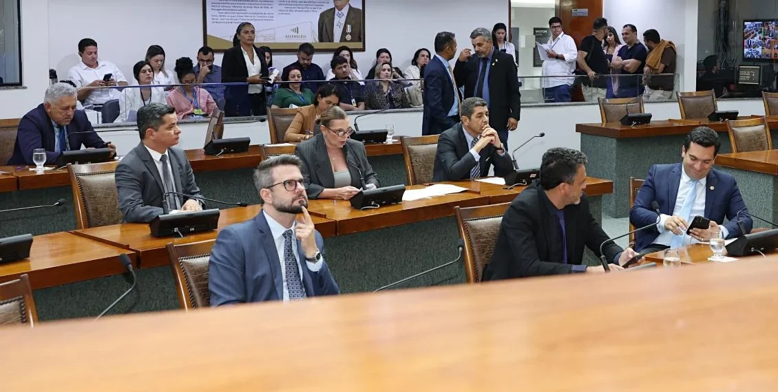 Aleto aprova textos do governo que adequa salários ao mínimo nacional e oficializa Secretaria das Regiões Metropolitanas