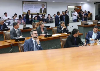 Aleto aprova textos do governo que adequa salários ao mínimo nacional e oficializa Secretaria das Regiões Metropolitanas