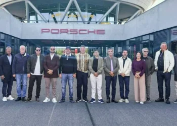 Liderada por Roberto Pires, comitiva tocantinense faz visita técnica a fábrica da Porsche na Alemanha
