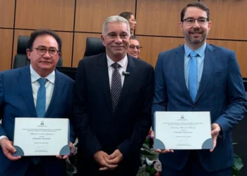 Amastha homenageia juiz Roniclay Alves e ex-presidente da ABIH, Manoel Linhares com Título de Cidadão Palmense