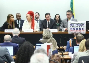 Vista adia análise da PEC do fim da escala 6×1 na comissão especial; votação deve acontecer nesta quarta