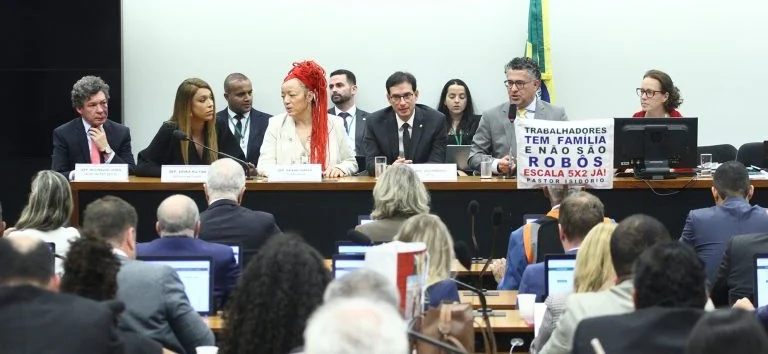 Vista adia análise da PEC do fim da escala 6×1 na comissão especial; votação deve acontecer nesta quarta
