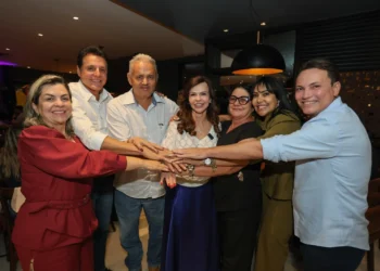 Pré-campanha de Dorinha Seabra anuncia apoio do prefeito de Arapoema, que era ligado a Vicentinho Júnior