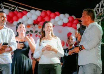 Em pré-campanha, senadora Dorinha participa de festa do Dia dos Mães de Axixá com governador Wanderlei