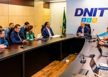 Em Brasília, governador se reúne com DNIT para discutir melhorias na TO-010 após interdição da ponte em Pedro Afonso