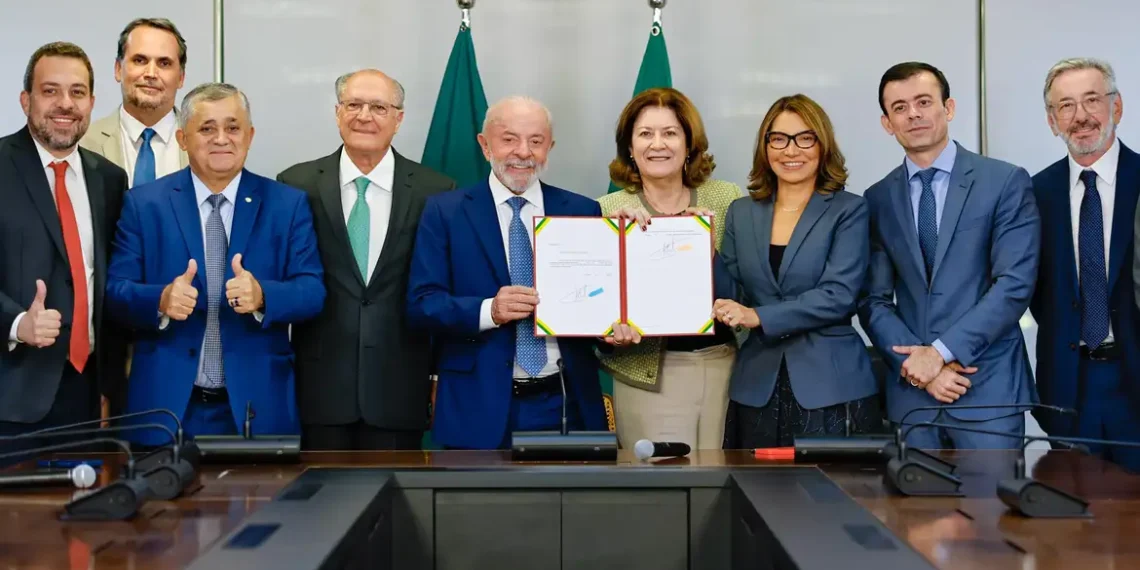 Presidente Lula edita MP para acabar com “taxa das blusinhas”; crítico à cobrança, Ricardo Ayres vê governo reconhecendo erro