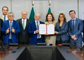 Presidente Lula edita MP para acabar com “taxa das blusinhas”; crítico à cobrança, Ricardo Ayres vê governo reconhecendo erro