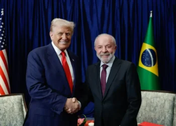 Após encontro de mais de 3 horas, Lula e Trump orientam ministros a resolverem tarifas em 30 dias