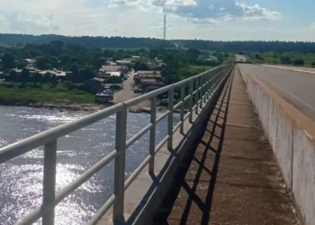 Com ponte interditada há um mês, grupo articula autorização do DNIT para garantir travessia por balsas em Araguatins