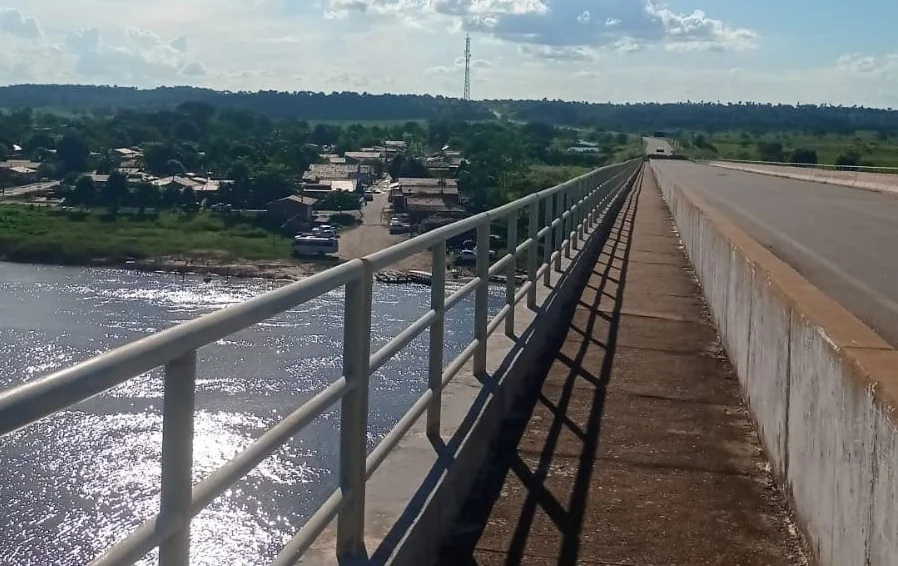 Com ponte interditada há um mês, grupo articula autorização do DNIT para garantir travessia por balsas em Araguatins