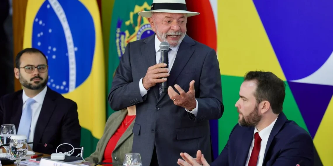 Lula anuncia novo Desenrola para quem ganha até R$ 8,1 mil; iniciativa prevê descontos de 30% a 90%