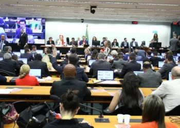 Comissão Especial aprova o fim da escala 6×1 e redução da jornada de 44 para 40 horas semanais