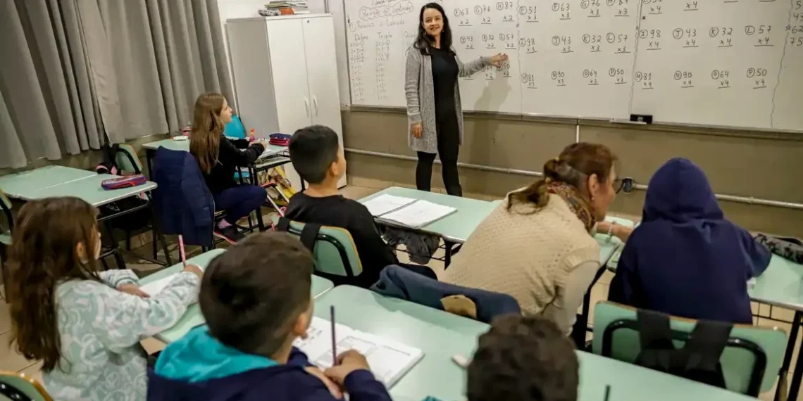 Com relatório de Dorinha Seabra, Senado aprova piso de R$ 5.130 para professores e regra de reajustes acima da inflação
