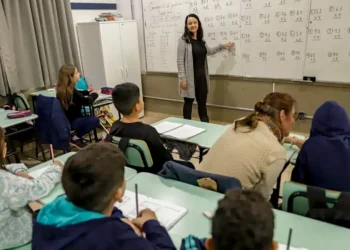 Com relatório de Dorinha Seabra, Senado aprova piso de R$ 5.130 para professores e regra de reajustes acima da inflação