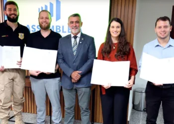 Aleto empossa quatro novos servidores e convoca mais 17 aprovados no concurso de 2023