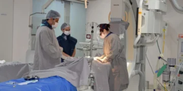 Cirurgia realizada em leito da rede estadual de saúde (Foto: Luciana Barros/Secom)