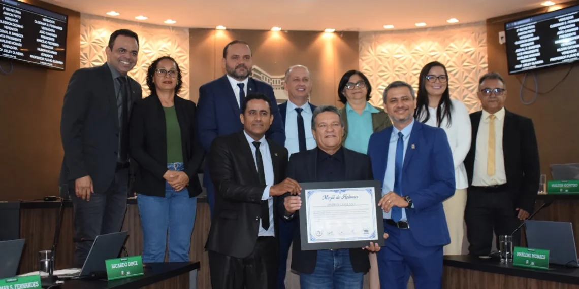 Pré-candidato a deputado federal, Osires Damaso recebe Moção de Aplausos na Câmara de Paraíso
