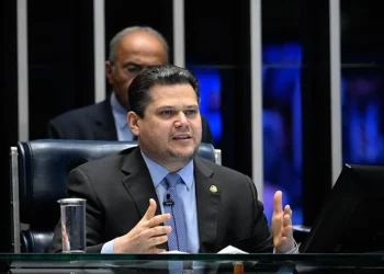 Alcolumbre afirma que fim da escala 6×1 não vai direto ao Plenário e defende “aperfeiçoamento” do texto no Senado