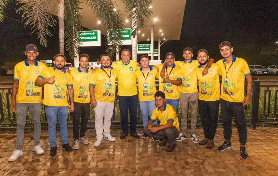 Em Dianópolis, Luxemburgo se reúne com população em noite de jogo do Brasil na Copa